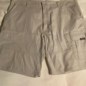 Mens Wrangler cargo shorts size 42 regular new